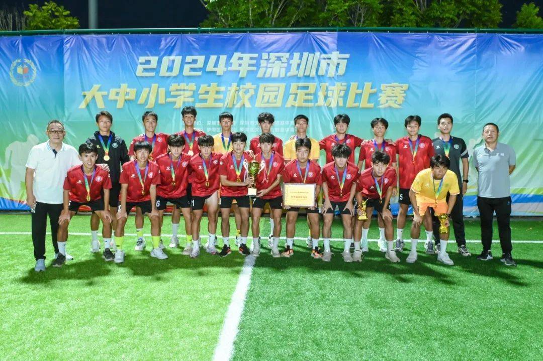 足球联赛冠军争夺激烈，赛况精彩纷呈，战绩斐然