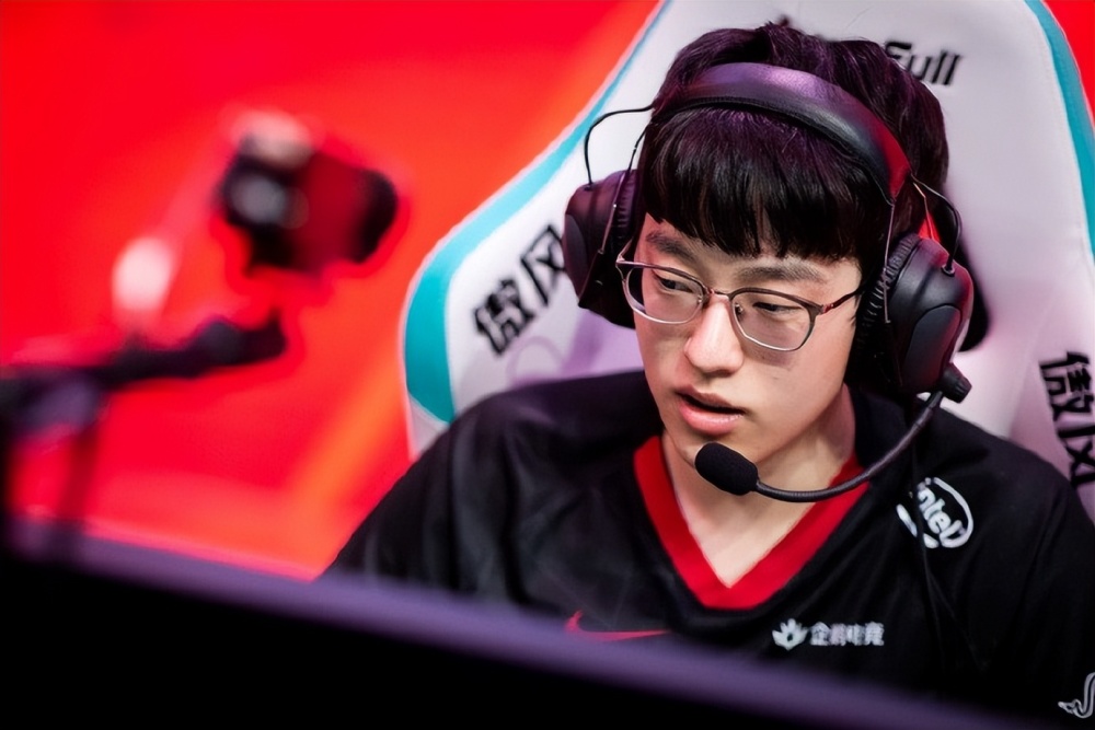 C9翻盘EDG,Scout操刀奇招英雄翻盘宿敌对决淘汰赛,锁定晋级资格 C9翻盘EDG,Scout操刀奇招英雄翻盘宿敌对决淘汰赛,锁定晋级资格