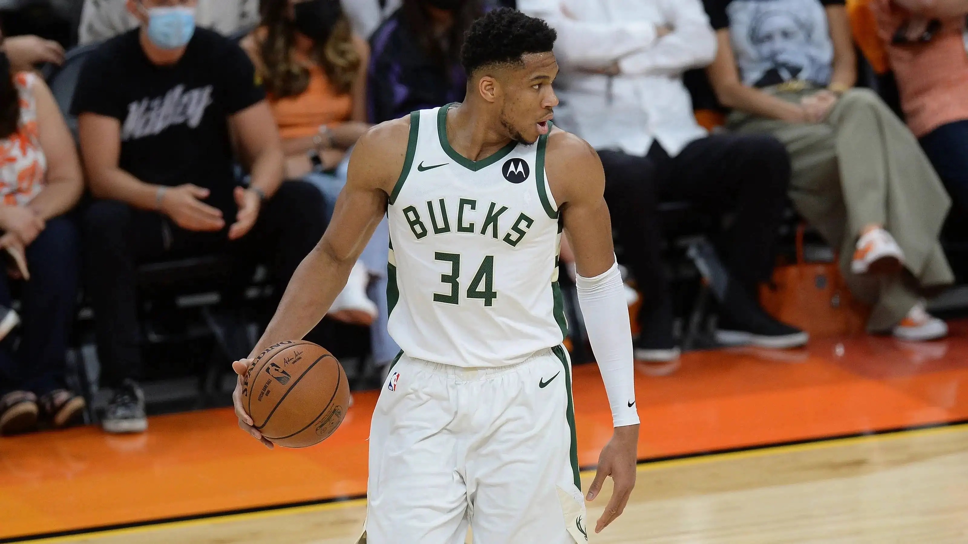 雄鹿鏖战广东队,霍勒迪高光表现的简单介绍 雄鹿鏖战广东队,霍勒迪高光表现的简单介绍