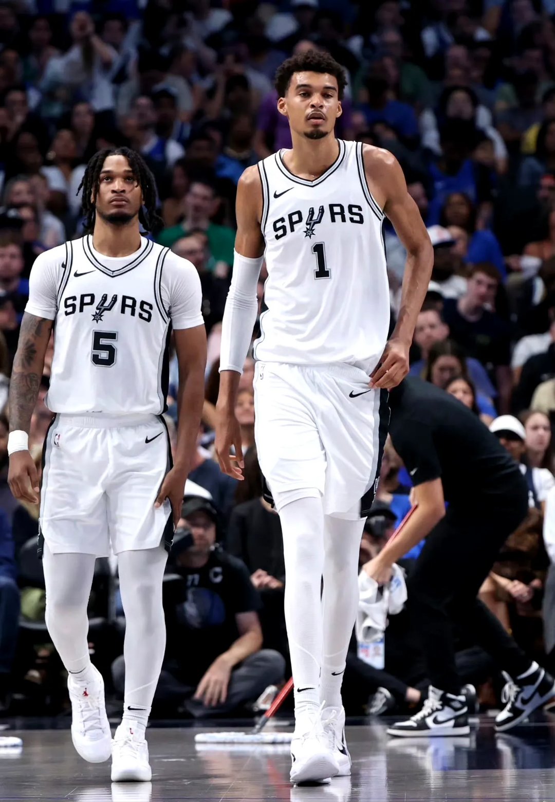 马刺险胜独行侠，福克斯扛起全队