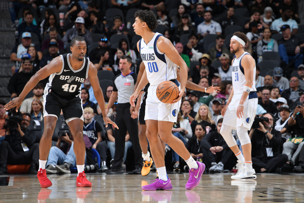 独行侠横扫马刺,浓眉哥带队取胜 独行侠横扫马刺,浓眉哥带队取胜