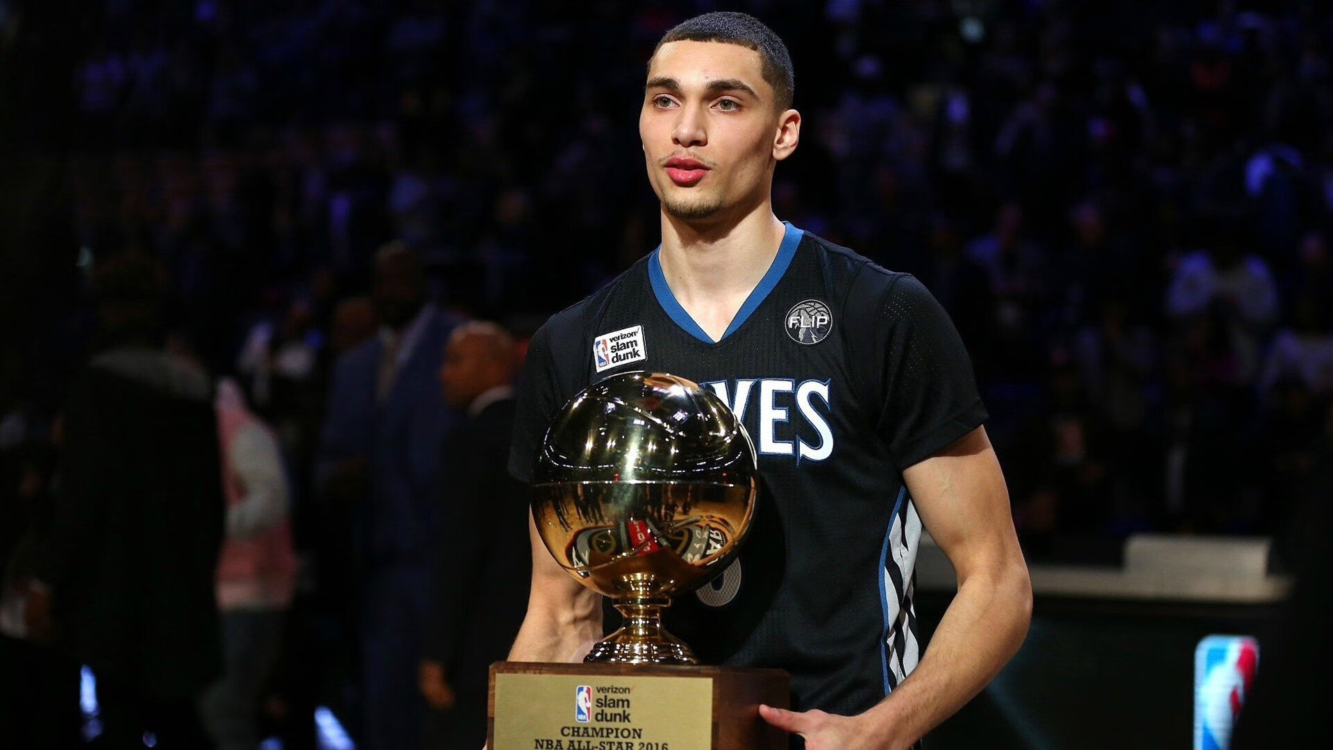 孤星不敌众志，文班亚马7记盖帽遮天蔽日，却难阻爵士团队洪流淹没奇才